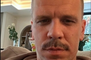 真剃光了还是整活什琴斯尼社媒晒光头:媳妇也不喜欢黑发 真剃光了还是整活什琴斯尼社媒晒光头:媳妇也不喜欢黑发