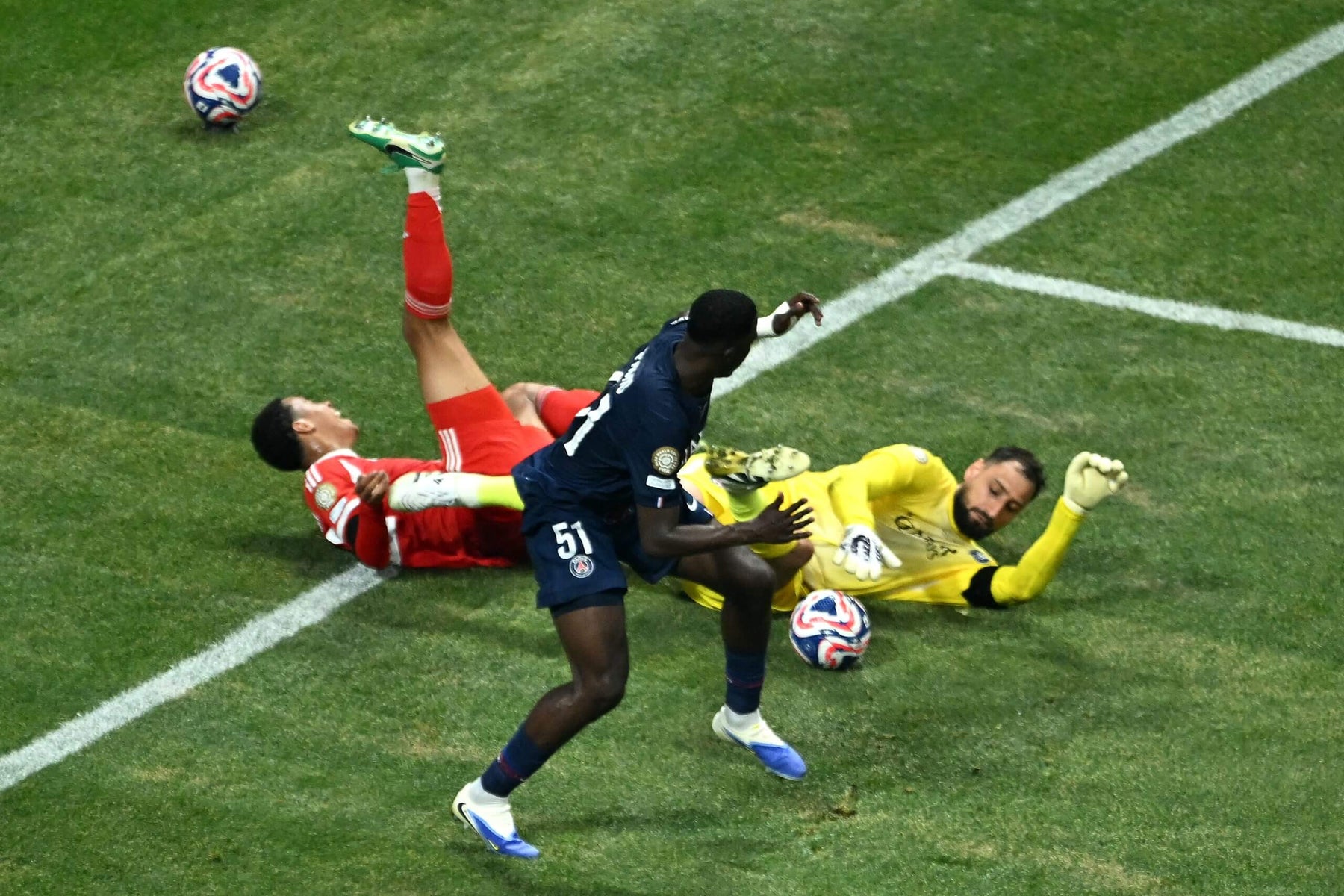 诺伊尔赛后怒喷多纳鲁马伤害穆西亚拉,库尔图瓦则称动作没问题 诺伊尔赛后怒喷多纳鲁马伤害穆西亚拉,库尔图瓦则称动作没问题