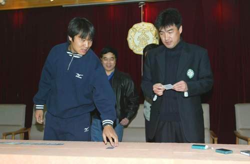 电竞世界杯下注-中超奇葩事：冠军躺赢亚军靠抽扑克 输球能进中超